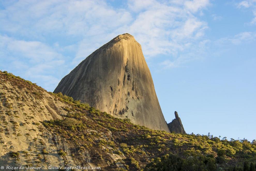 Imagem aproximada da bela Pedra Azul.